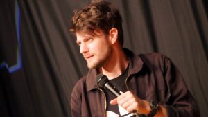 Alex Farrow on Laughing in the Face of Anxiety - The Anxiety Advantage podcast, hosted by Yang-May Ooi